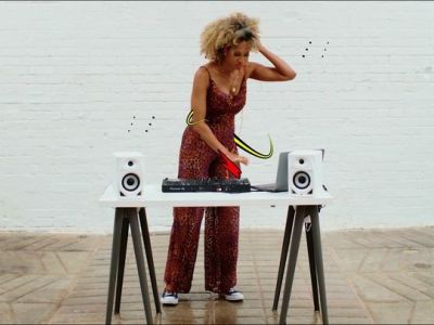 Découvrez le DDJ-FLX4, un contrôleur DJ deux voies, idéal pour débuter dans le mix !
Disponible dès la fin novembre 2022 en magasin