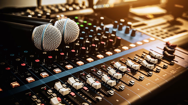 Vente et location de matériel sono / DJ / éclairage à Ploudaniel près de Brest Vente et location de matériel sono / DJ / éclairage à Ploudaniel près de Brest