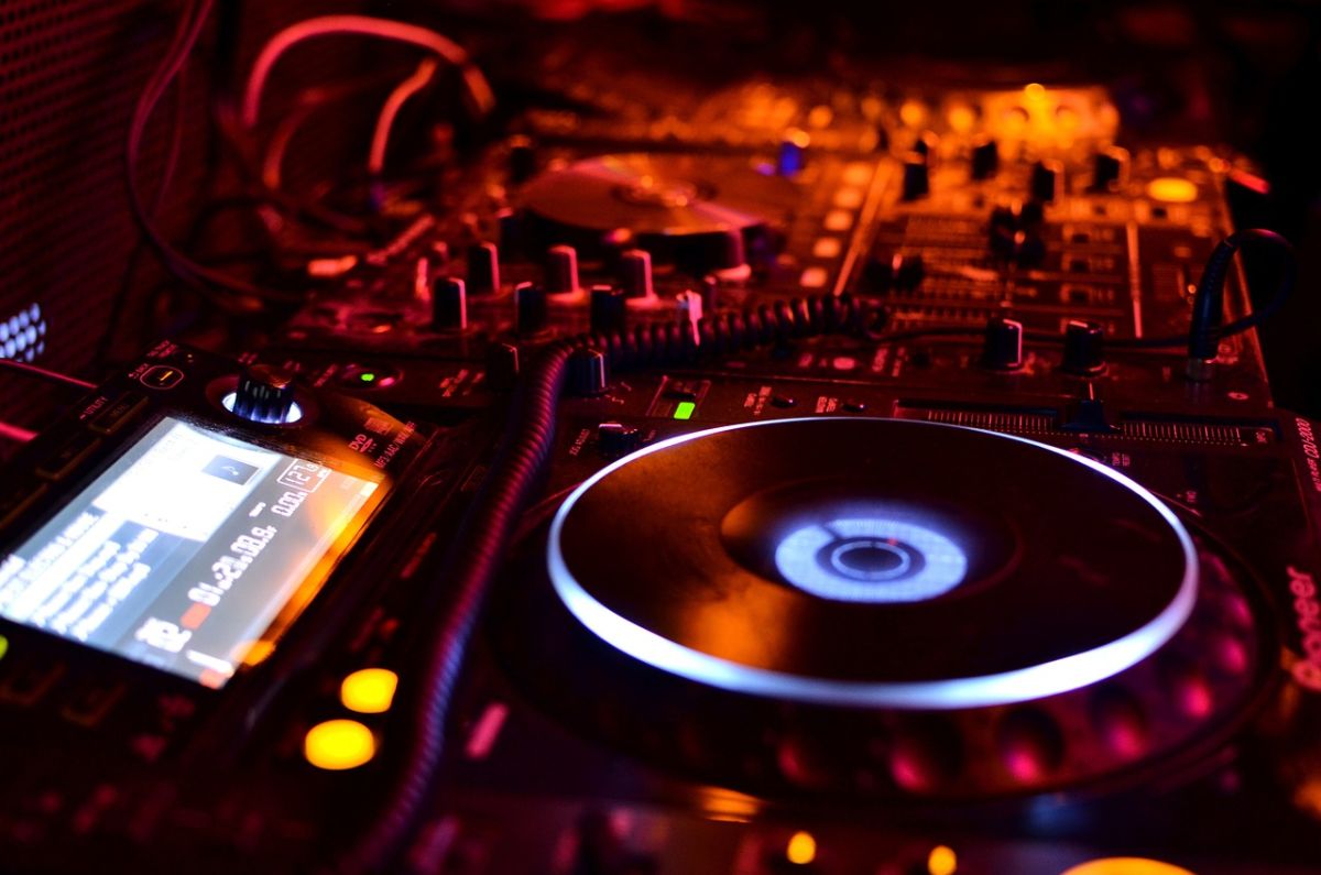 Events Box met à votre disposition un DJ professionnel en Bretagne Events Box met à votre disposition un DJ professionnel en Bretagne