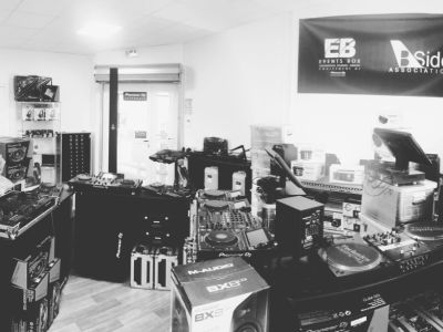 Bienvenue au shop !
@pioneerdjfr Officiel
Horaire d'ouverture :
L-M-J-V de 14h à 19h
Samedi de 14h à 18h
www.events-box.net