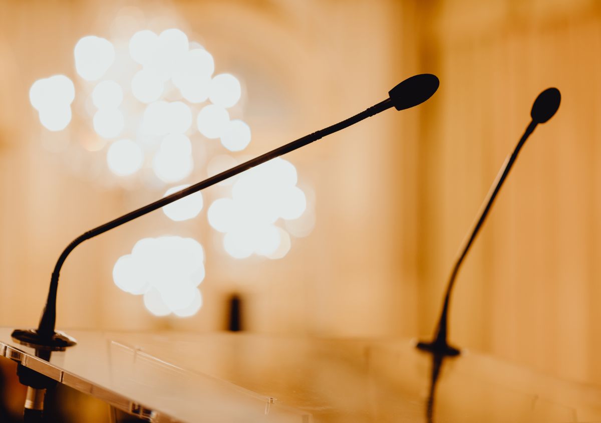 Location de pupitre de conférence près de Brest et Landerneau pour discours, présentation, meeting... Location de pupitre de conférence près de Brest et Landerneau pour discours, présentation, meeting...