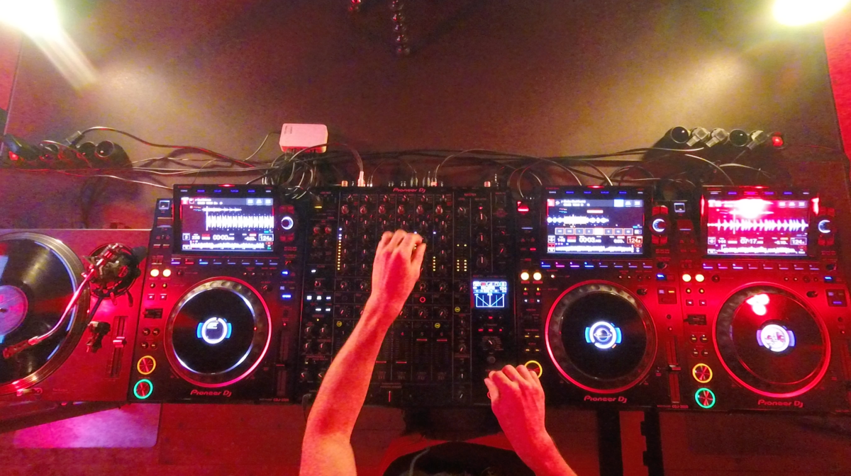 Studio DJ pr&egrave;s de Brest : location pour enregistrement, entra&icirc;nement, tournage...