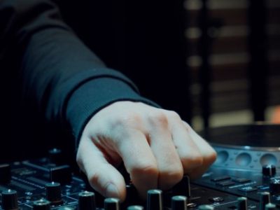 3 astuces simples pour passer au niveau supérieur en tant que DJ ! 🔥

Être DJ, ce n’est pas seulement enchaîner les morceaux. Dans cette vidéo, on vous...